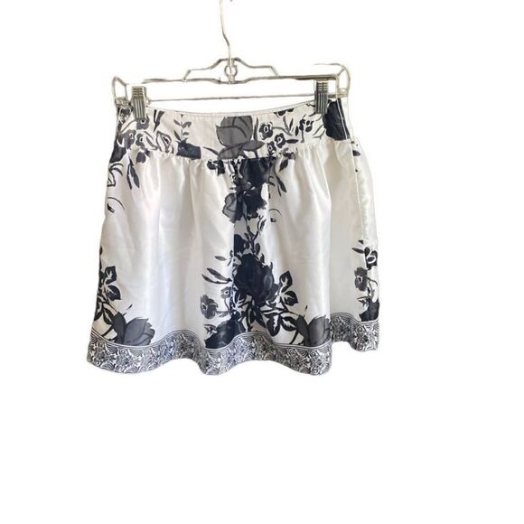 Twenty-One Black/White Floral Print Satiny Skirt. Size Medium. - Picture 3 of 6